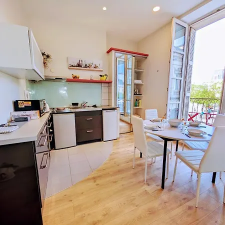 Le Castille D'or Elegant, En Face De L'hotel De Lägenhet