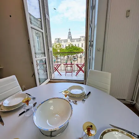 Le Castille D'or Elegant, En Face De L'hotel De Apartman