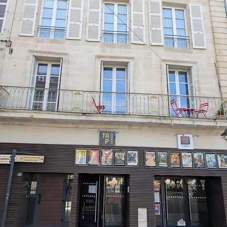 Le Castille D'or Elegant, En Face De L'hotel De Apartman